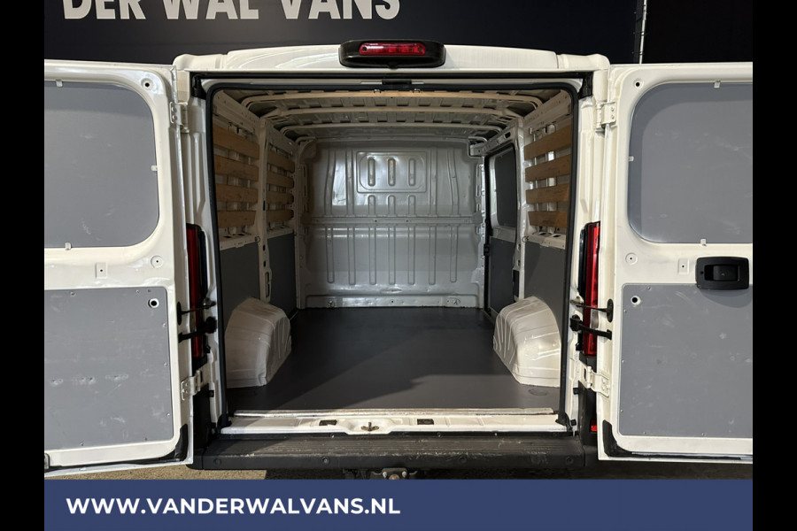 Peugeot Boxer 2.2 BlueHDi 120pk L1H1 Euro6 Airco | Camera | Navigatie | Trekhaak | Cruisecontrol Parkeersensoren, Bijrijdersbank