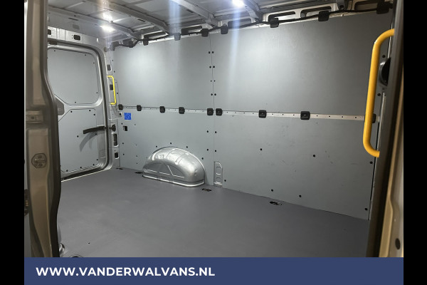 Volkswagen Crafter 2.0 TDI 141pk L3H2 L2H1 Euro6 Airco | 3000kg Trekhaak | Camera | Navigatie | Apple Carplay Android Auto, Cruisecontrol, Parkeersensoren, Dakdragers, Bijrijdersbank