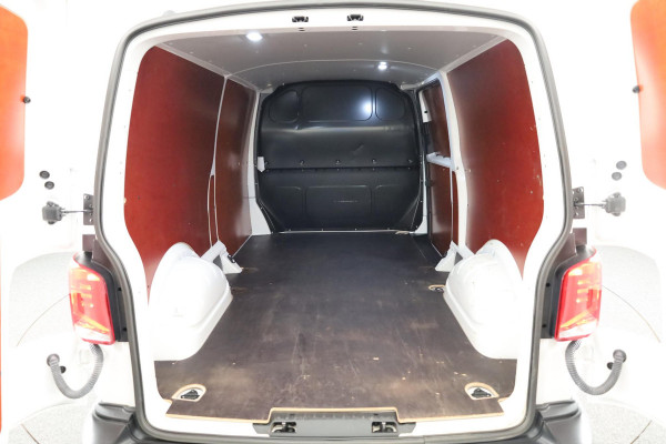 Volkswagen Transporter 2.0 TDI L2H1 28 Comfortline 110 pk | Verlengde garantie | Navigatie | Trekhaak | Parkeersensoren achter | Cruise control | Apple Carplay/Android Auto |
