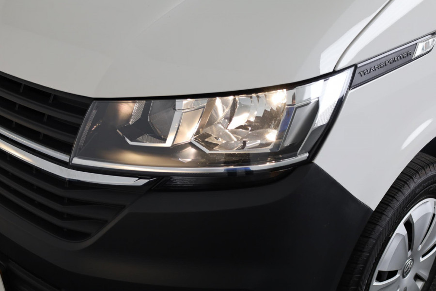 Volkswagen Transporter 2.0 TDI L2H1 28 Comfortline 110 pk | Verlengde garantie | Navigatie | Trekhaak | Parkeersensoren achter | Cruise control | Apple Carplay/Android Auto |