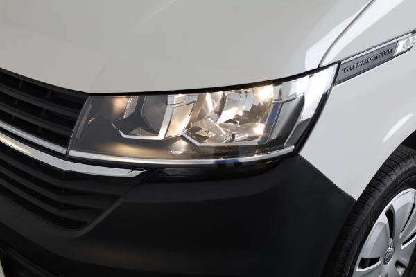 Volkswagen Transporter 2.0 TDI L2H1 28 Comfortline 110 pk | Verlengde garantie | Navigatie | Trekhaak | Parkeersensoren achter | Cruise control | Apple Carplay/Android Auto |