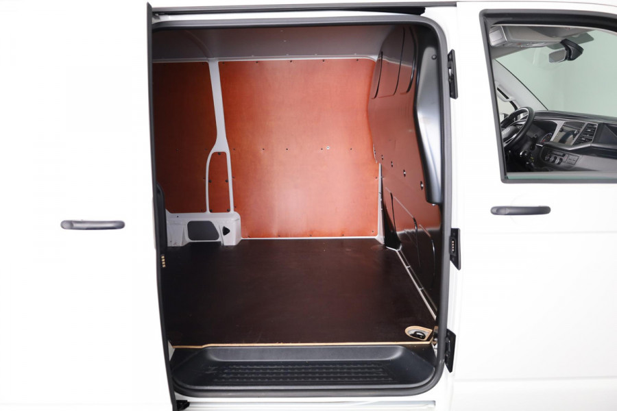 Volkswagen Transporter 2.0 TDI L2H1 28 Comfortline 110 pk | Verlengde garantie | Navigatie | Trekhaak | Parkeersensoren achter | Cruise control | Apple Carplay/Android Auto |