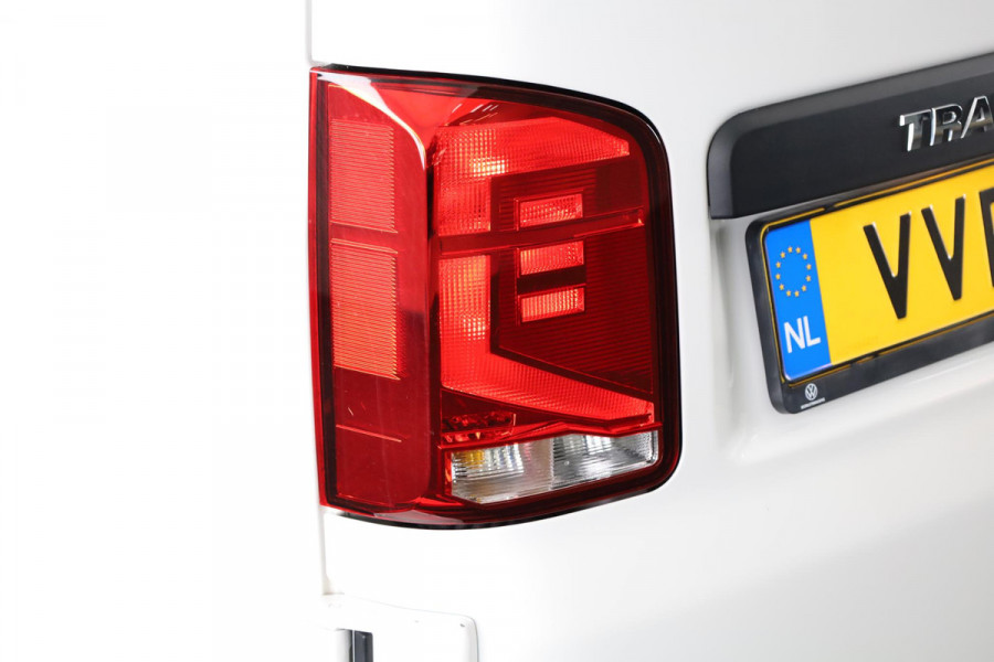 Volkswagen Transporter 2.0 TDI L2H1 28 Comfortline 110 pk | Verlengde garantie | Navigatie | Trekhaak | Parkeersensoren achter | Cruise control | Apple Carplay/Android Auto |