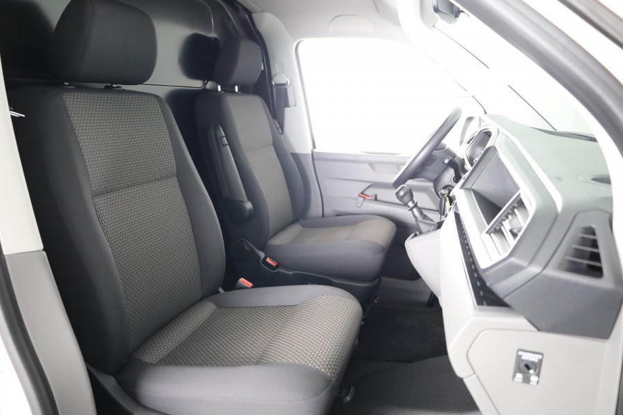 Volkswagen Transporter 2.0 TDI L2H1 28 Comfortline 110 pk | Verlengde garantie | Navigatie | Trekhaak | Parkeersensoren achter | Cruise control | Apple Carplay/Android Auto |