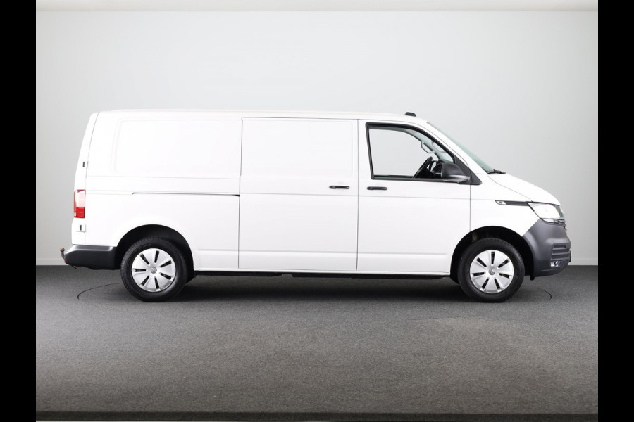 Volkswagen Transporter 2.0 TDI L2H1 28 Comfortline 110 pk | Verlengde garantie | Navigatie | Trekhaak | Parkeersensoren achter | Cruise control | Apple Carplay/Android Auto |