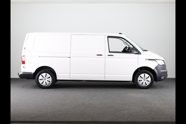 Volkswagen Transporter 2.0 TDI L2H1 28 Comfortline 110 pk | Verlengde garantie | Navigatie | Trekhaak | Parkeersensoren achter | Cruise control | Apple Carplay/Android Auto |