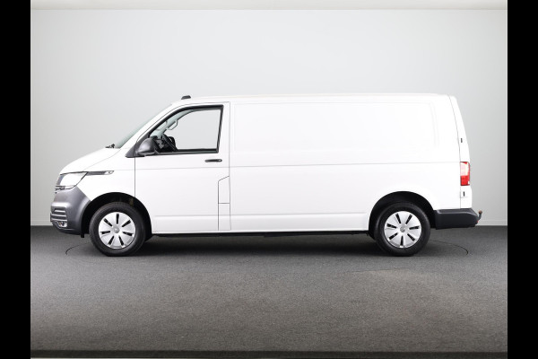 Volkswagen Transporter 2.0 TDI L2H1 28 Comfortline 110 pk | Verlengde garantie | Navigatie | Trekhaak | Parkeersensoren achter | Cruise control | Apple Carplay/Android Auto |