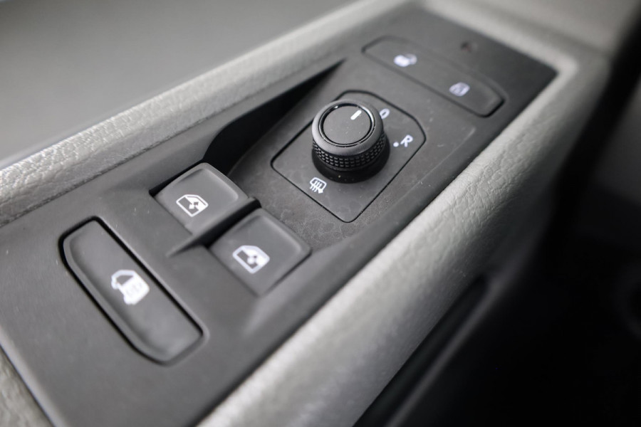 Volkswagen Transporter 2.0 TDI L2H1 28 Comfortline 110 pk | Verlengde garantie | Navigatie | Trekhaak | Parkeersensoren achter | Cruise control | Apple Carplay/Android Auto |