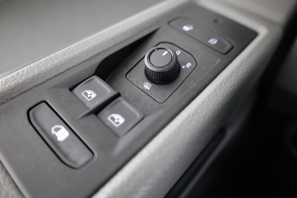 Volkswagen Transporter 2.0 TDI L2H1 28 Comfortline 110 pk | Verlengde garantie | Navigatie | Trekhaak | Parkeersensoren achter | Cruise control | Apple Carplay/Android Auto |