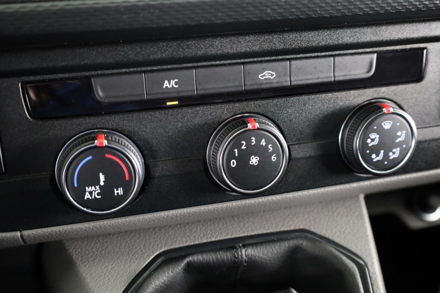 Volkswagen Transporter 2.0 TDI L2H1 28 Comfortline 110 pk | Verlengde garantie | Navigatie | Trekhaak | Parkeersensoren achter | Cruise control | Apple Carplay/Android Auto |