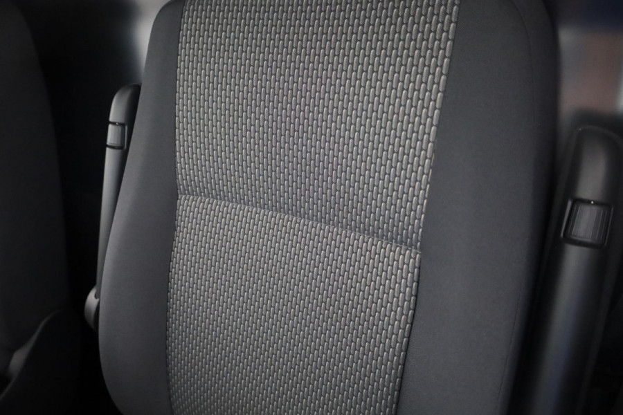 Volkswagen Transporter 2.0 TDI L2H1 28 Comfortline 110 pk | Verlengde garantie | Navigatie | Trekhaak | Parkeersensoren achter | Cruise control | Apple Carplay/Android Auto |