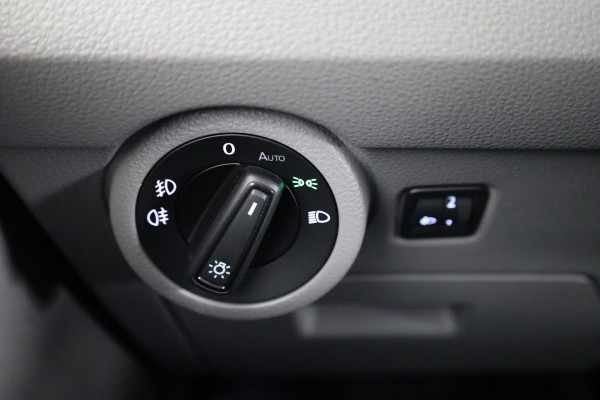 Volkswagen Transporter 2.0 TDI L2H1 28 Comfortline 110 pk | Verlengde garantie | Navigatie | Trekhaak | Parkeersensoren achter | Cruise control | Apple Carplay/Android Auto |