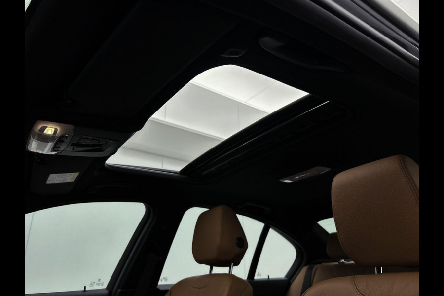 BMW 3-serie 320i Luxury Edition Automaat (PANORAMADAK, STOELVERWARMING, SPORTSTOELEN, DIGITALE COCKPIT, DEALER ONDERHOUDEN)