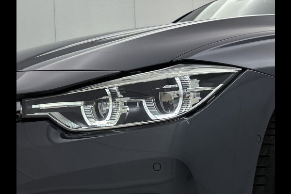 BMW 3-serie 320i Luxury Edition Automaat (PANORAMADAK, STOELVERWARMING, SPORTSTOELEN, DIGITALE COCKPIT, DEALER ONDERHOUDEN)