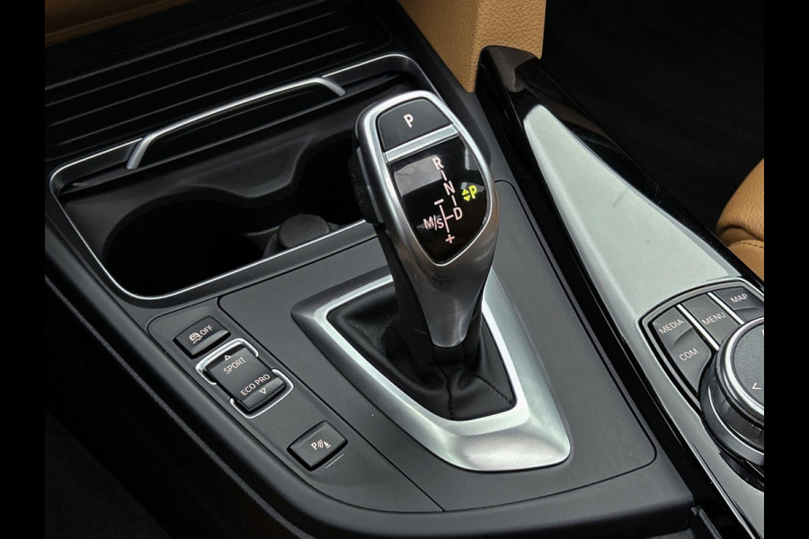 BMW 3-serie 320i Luxury Edition Automaat (PANORAMADAK, STOELVERWARMING, SPORTSTOELEN, DIGITALE COCKPIT, DEALER ONDERHOUDEN)