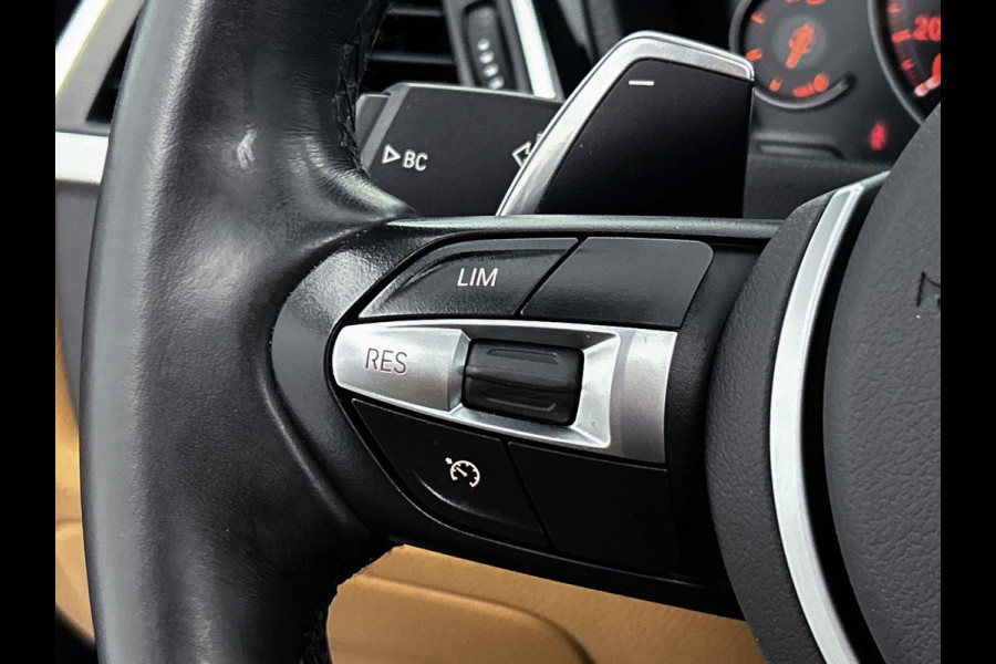 BMW 3-serie 320i Luxury Edition Automaat (PANORAMADAK, STOELVERWARMING, SPORTSTOELEN, DIGITALE COCKPIT, DEALER ONDERHOUDEN)