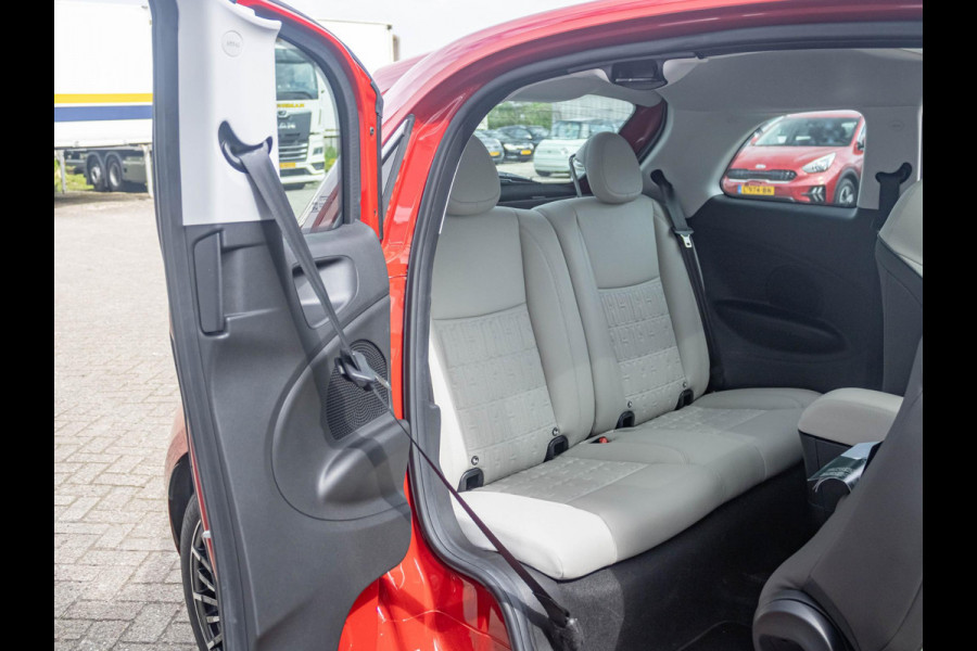 Fiat 500E 3+1 La Prima 42 kWh | Clima | Cruise | Leder | 17" | Priv Glass | Winter Pack | JBL Sound | BSM | Apple Carplay