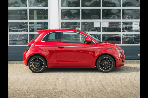 Fiat 500E 3+1 La Prima 42 kWh | Clima | Cruise | Leder | 17" | Priv Glass | Winter Pack | JBL Sound | BSM | Apple Carplay
