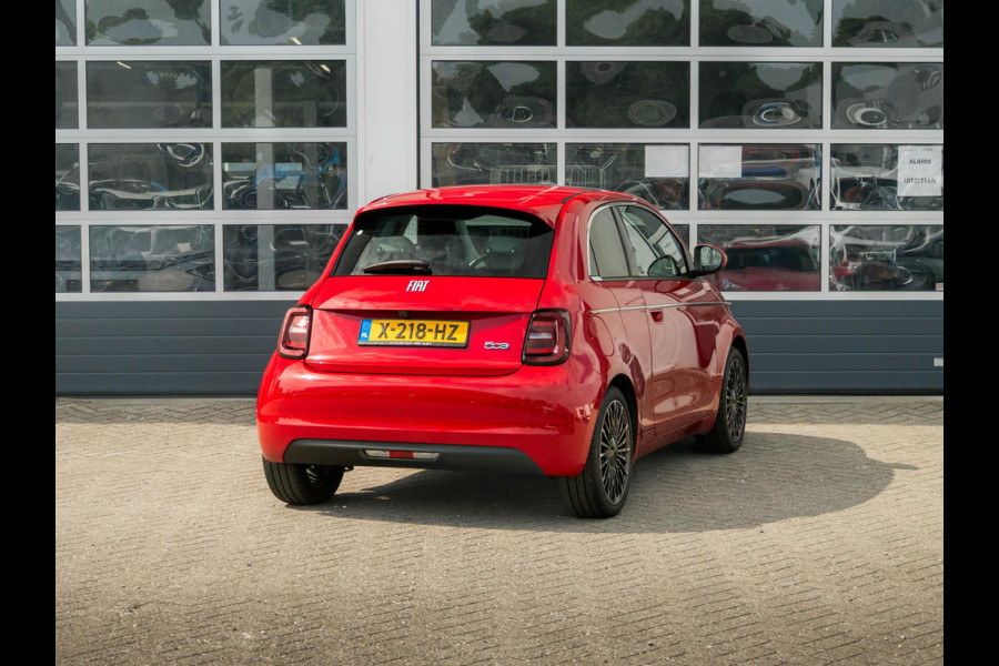 Fiat 500E 3+1 La Prima 42 kWh | Clima | Cruise | Leder | 17" | Priv Glass | Winter Pack | JBL Sound | BSM | Apple Carplay