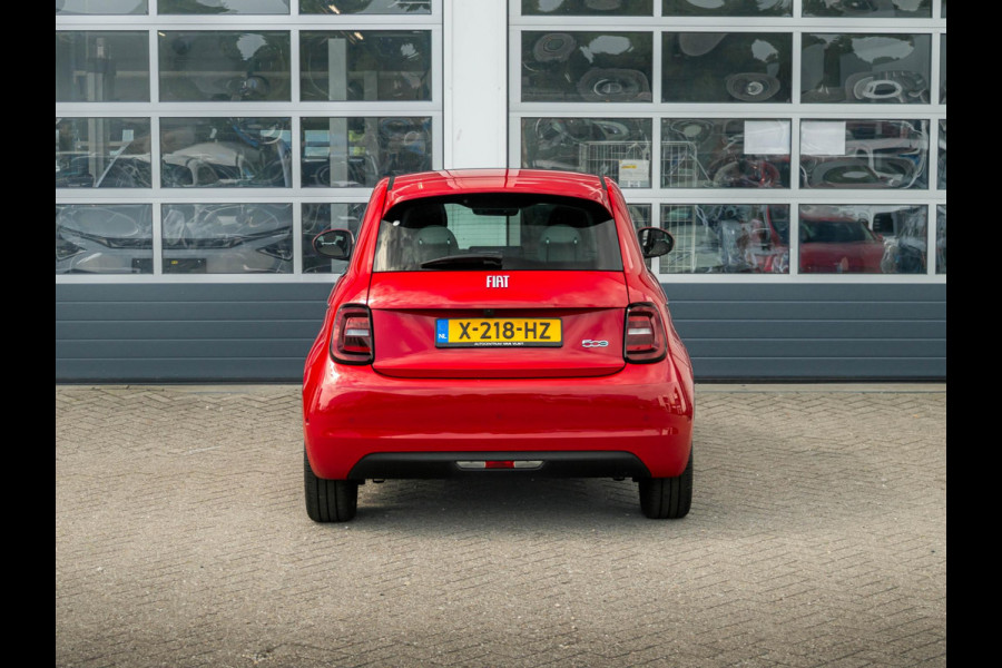 Fiat 500E 3+1 La Prima 42 kWh | Clima | Cruise | Leder | 17" | Priv Glass | Winter Pack | JBL Sound | BSM | Apple Carplay