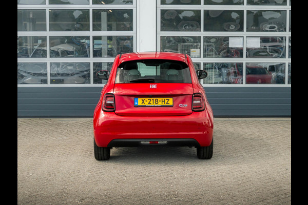 Fiat 500E 3+1 La Prima 42 kWh | Clima | Cruise | Leder | 17" | Priv Glass | Winter Pack | JBL Sound | BSM | Apple Carplay