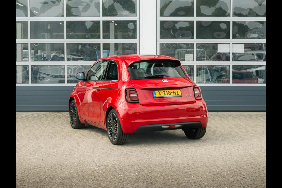Fiat 500E 3+1 La Prima 42 kWh | Clima | Cruise | Leder | 17" | Priv Glass | Winter Pack | JBL Sound | BSM | Apple Carplay