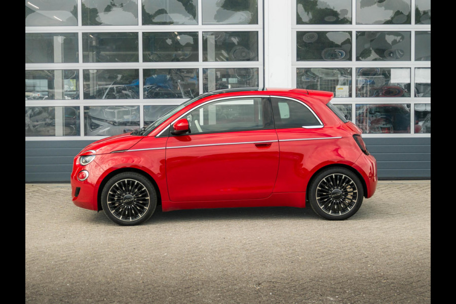 Fiat 500E 3+1 La Prima 42 kWh | Clima | Cruise | Leder | 17" | Priv Glass | Winter Pack | JBL Sound | BSM | Apple Carplay