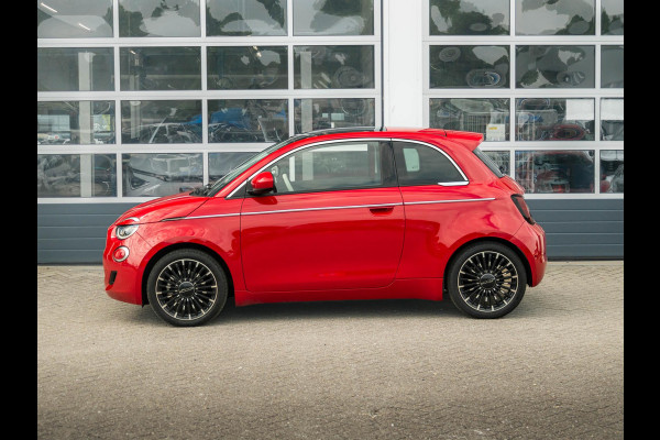 Fiat 500E 3+1 La Prima 42 kWh | Clima | Cruise | Leder | 17" | Priv Glass | Winter Pack | JBL Sound | BSM | Apple Carplay