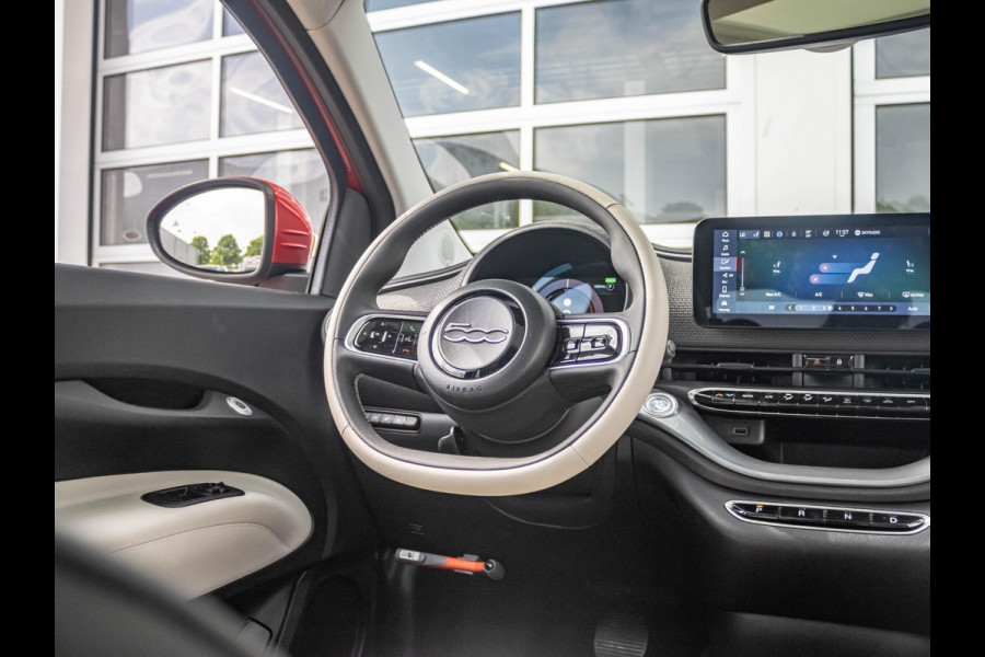 Fiat 500E 3+1 La Prima 42 kWh | Clima | Cruise | Leder | 17" | Priv Glass | Winter Pack | JBL Sound | BSM | Apple Carplay