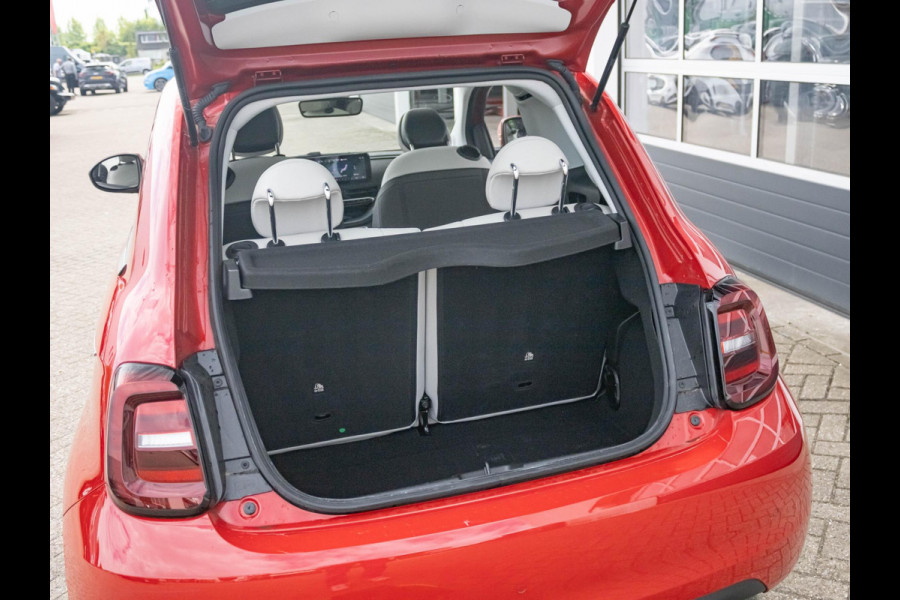 Fiat 500E 3+1 La Prima 42 kWh | Clima | Cruise | Leder | 17" | Priv Glass | Winter Pack | JBL Sound | BSM | Apple Carplay