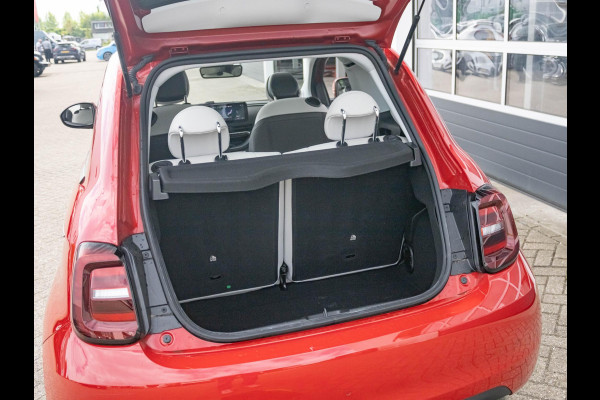 Fiat 500E 3+1 La Prima 42 kWh | Clima | Cruise | Leder | 17" | Priv Glass | Winter Pack | JBL Sound | BSM | Apple Carplay
