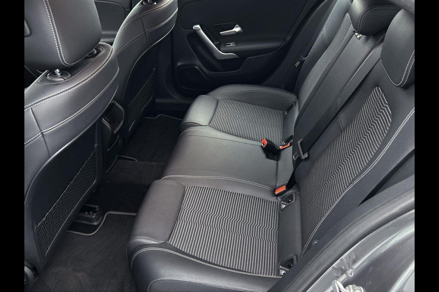 Mercedes-Benz A-Klasse 180 Business Solution(Dealer onderhoud, Navi Groot, StoelV, Carplay, Etc)