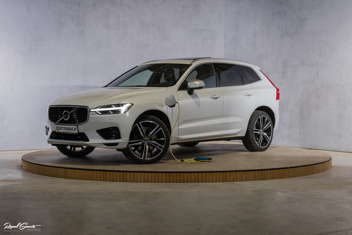 Volvo XC60 2.0 T8 Twin Engine AWD R-Design | Apple carplay | Trekhaak | Panorama | Adaptieve cruise | Volvo XC60 2.0 T8 Twin Engine AWD R-Design | Apple carplay | Trekhaak | Panorama | Adaptieve cruise |