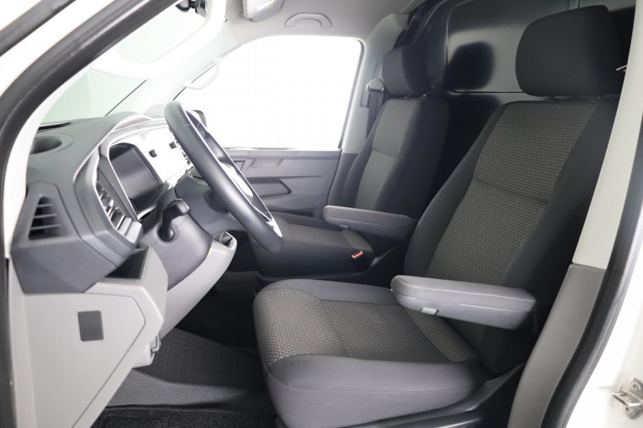 Volkswagen Transporter 2.0 TDI L2H1 28 Comfortline 110 pk | Verlengde garantie | Navigatie| Trekhaak | Parkeersensoren achter | Cruise control | Apple Carplay/Android Auto |