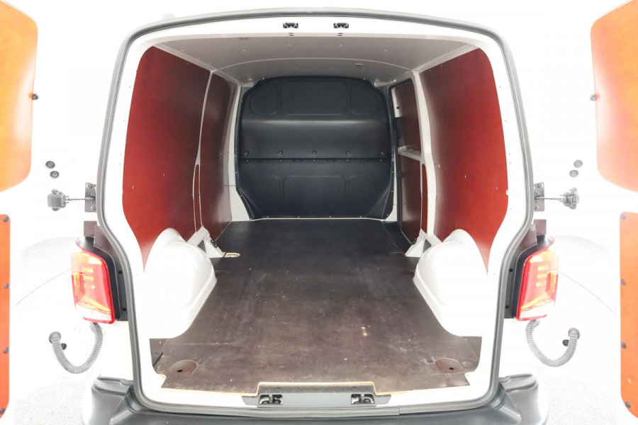 Volkswagen Transporter 2.0 TDI L2H1 28 Comfortline 110 pk | Verlengde garantie | Navigatie| Trekhaak | Parkeersensoren achter | Cruise control | Apple Carplay/Android Auto |