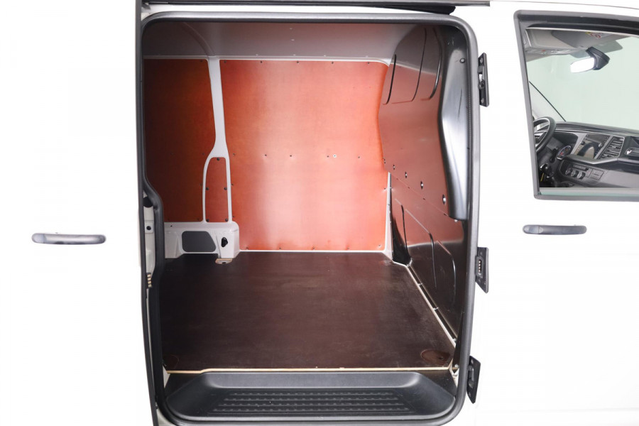 Volkswagen Transporter 2.0 TDI L2H1 28 Comfortline 110 pk | Verlengde garantie | Navigatie| Trekhaak | Parkeersensoren achter | Cruise control | Apple Carplay/Android Auto |