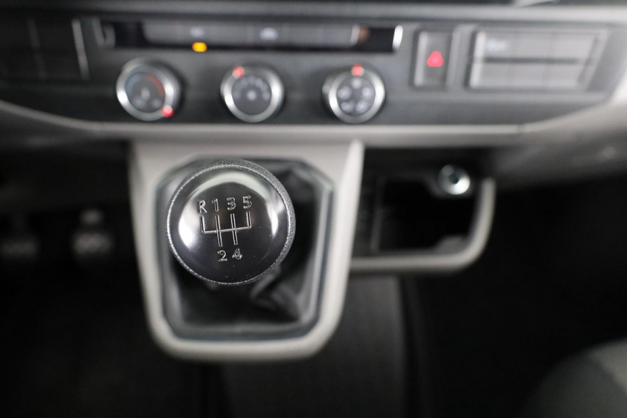 Volkswagen Transporter 2.0 TDI L2H1 28 Comfortline 110 pk | Verlengde garantie | Navigatie| Trekhaak | Parkeersensoren achter | Cruise control | Apple Carplay/Android Auto |