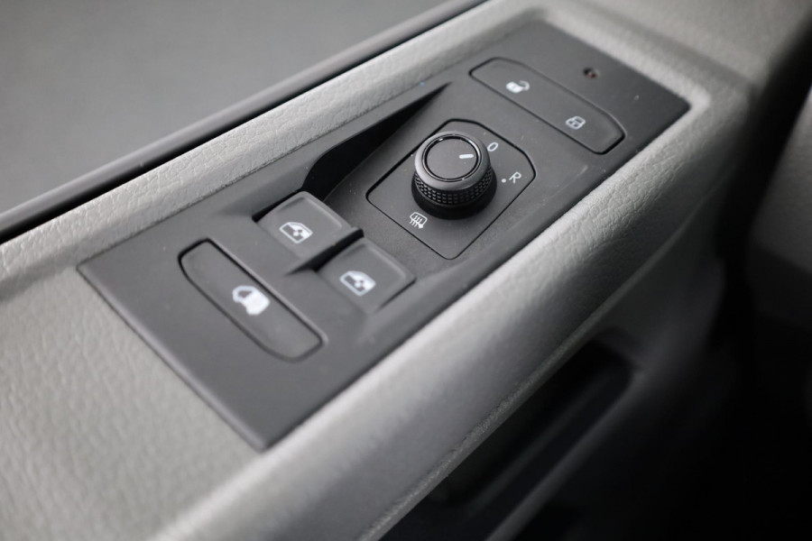 Volkswagen Transporter 2.0 TDI L2H1 28 Comfortline 110 pk | Verlengde garantie | Navigatie| Trekhaak | Parkeersensoren achter | Cruise control | Apple Carplay/Android Auto |