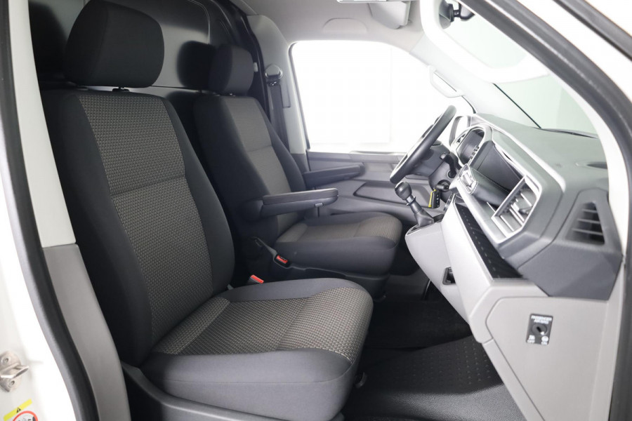 Volkswagen Transporter 2.0 TDI L2H1 28 Comfortline 110 pk | Verlengde garantie | Navigatie| Trekhaak | Parkeersensoren achter | Cruise control | Apple Carplay/Android Auto |