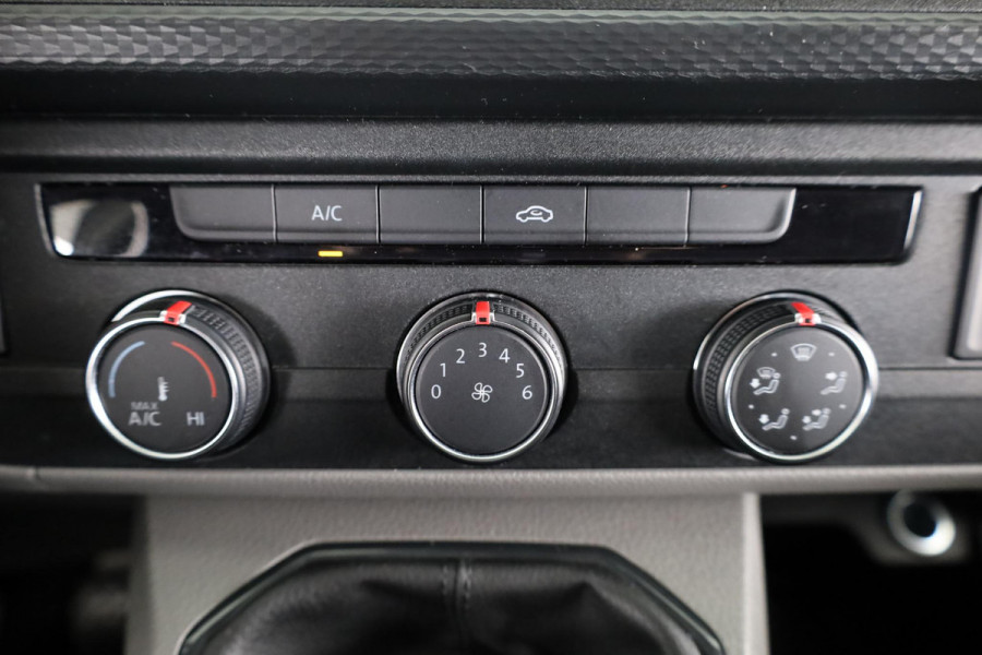 Volkswagen Transporter 2.0 TDI L2H1 28 Comfortline 110 pk | Verlengde garantie | Navigatie| Trekhaak | Parkeersensoren achter | Cruise control | Apple Carplay/Android Auto |