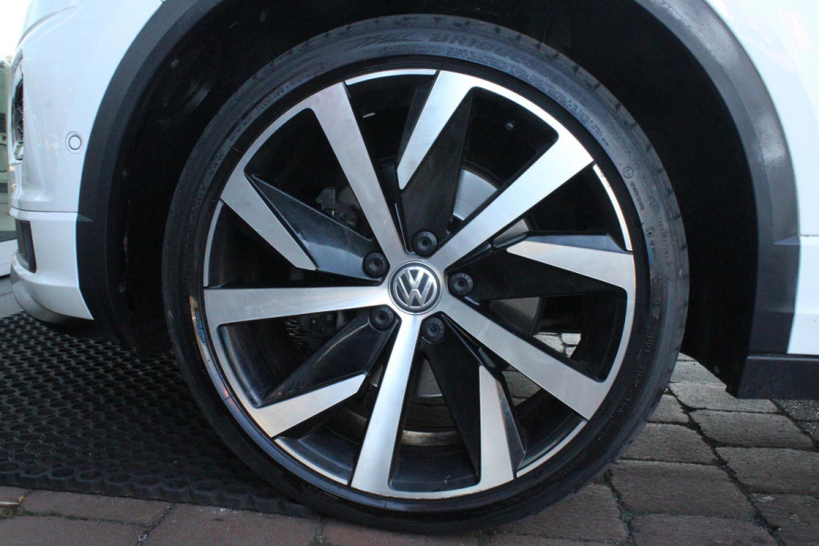Volkswagen T-Roc Cabrio 1.5 TSI 150PK AUTOMAAT R-LINE | VIRTUAL COCKPIT | STOEL/STUUR VERWARMING | 19" LICHTMETALEN VELGEN | FULL LED KOPLAMPEN | DODEHOEK DETECTIE | ADAPTIVE CRUISE CONTROL | KEYLESS ENTRY/START | PARKEERSENSOREN VOOR EN ACHTER | ACHTERUITRIJ CAMERA | LEDEREN BEKLEDING | DAB+ RADIO | NAVIGATIE | APPLE CARPLAY/ANDROID AUTO |