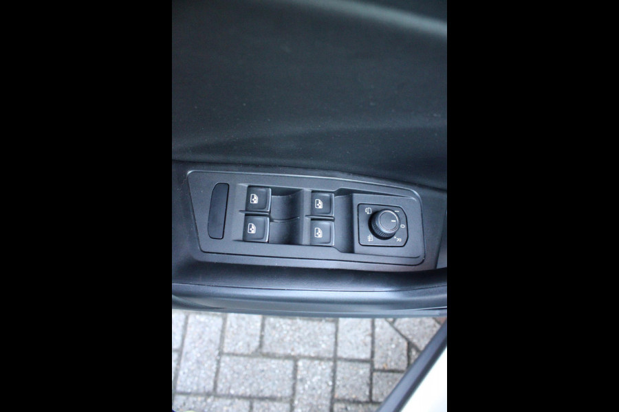 Volkswagen T-Roc Cabrio 1.5 TSI 150PK AUTOMAAT R-LINE | VIRTUAL COCKPIT | STOEL/STUUR VERWARMING | 19" LICHTMETALEN VELGEN | FULL LED KOPLAMPEN | DODEHOEK DETECTIE | ADAPTIVE CRUISE CONTROL | KEYLESS ENTRY/START | PARKEERSENSOREN VOOR EN ACHTER | ACHTERUITRIJ CAMERA | LEDEREN BEKLEDING | DAB+ RADIO | NAVIGATIE | APPLE CARPLAY/ANDROID AUTO |