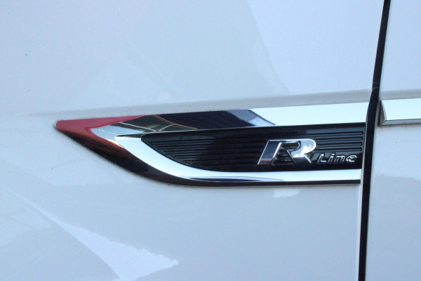 Volkswagen T-Roc Cabrio 1.5 TSI 150PK AUTOMAAT R-LINE | VIRTUAL COCKPIT | STOEL/STUUR VERWARMING | 19" LICHTMETALEN VELGEN | FULL LED KOPLAMPEN | DODEHOEK DETECTIE | ADAPTIVE CRUISE CONTROL | KEYLESS ENTRY/START | PARKEERSENSOREN VOOR EN ACHTER | ACHTERUITRIJ CAMERA | LEDEREN BEKLEDING | DAB+ RADIO | NAVIGATIE | APPLE CARPLAY/ANDROID AUTO |