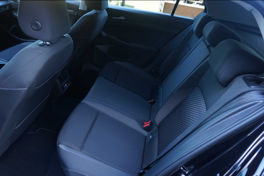 Volkswagen Golf VIII 1.0 TSI Active