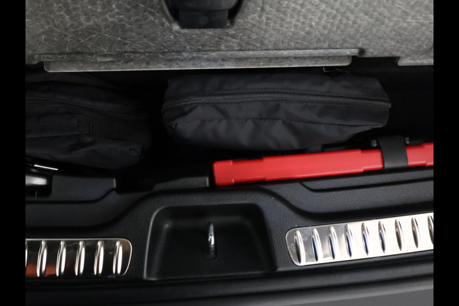 Mercedes-Benz GLC 400 e 4MATIC AMG Plug-In Hybride | AMG Line Premium | Tekhaak | Panorama Schuif-Kanteldak | Rijassistentiepakket plus | Stuur en Stoelverwarming | Inclusief 24 maanden MB Certified garantie voor Europa.