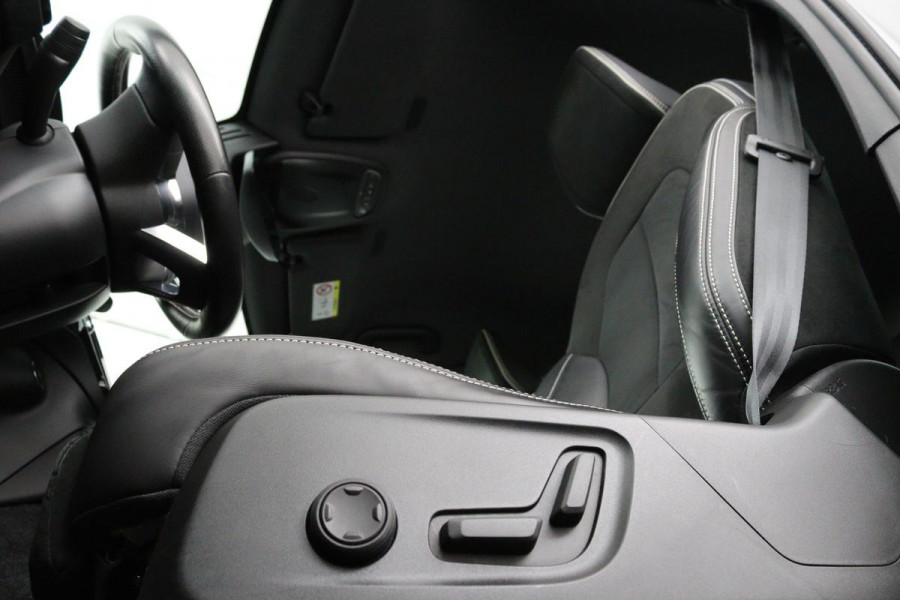 Volvo XC40 1.5 T3 R-Design | Stoel & stuurverwarming | Trekhaak | Camera | Navigatie | Achterbankverwarming | Leder/Alcantara | Full LED
