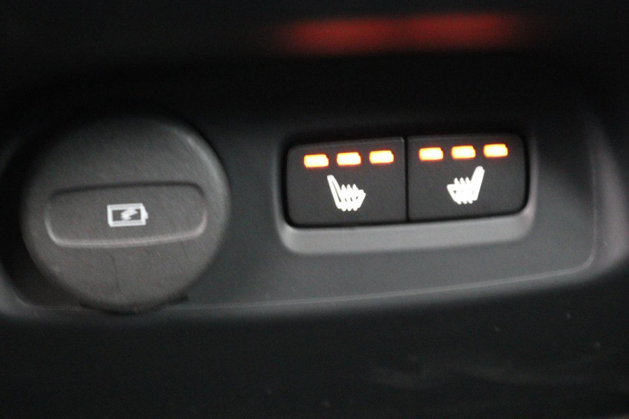 Volvo XC40 1.5 T3 R-Design | Stoel & stuurverwarming | Trekhaak | Camera | Navigatie | Achterbankverwarming | Leder/Alcantara | Full LED