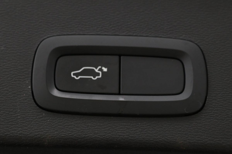 Volvo XC40 1.5 T3 R-Design | Stoel & stuurverwarming | Trekhaak | Camera | Navigatie | Achterbankverwarming | Leder/Alcantara | Full LED