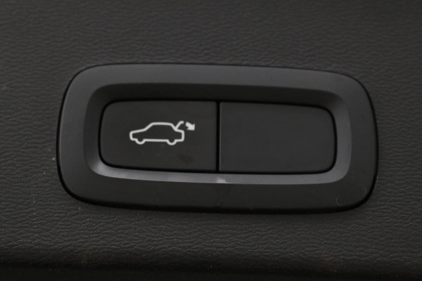 Volvo XC40 1.5 T3 R-Design | Stoel & stuurverwarming | Trekhaak | Camera | Navigatie | Achterbankverwarming | Leder/Alcantara | Full LED