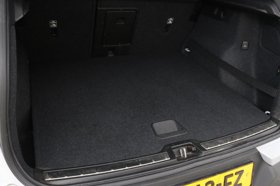 Volvo XC40 1.5 T3 R-Design | Stoel & stuurverwarming | Trekhaak | Camera | Navigatie | Achterbankverwarming | Leder/Alcantara | Full LED